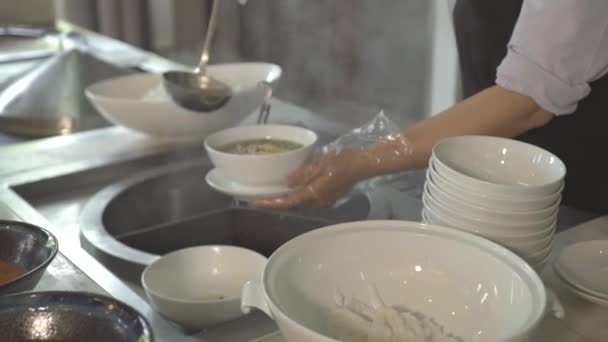 Cozinhe a sopa derramando na tigela em buffet enquanto almoça no restaurante do hotel resort tudo incluído. Comida de restaurante para brunch tradicional, almoço e jantar em hotel de luxo . — Vídeo de Stock