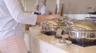 Açık büfedeki tüm otel restoranlarında yemek seçen bir kadın. Lüks turist otelinde geleneksel brunch, öğle yemeği ve akşam yemeği için restoran yemekleri. Diyet ve beslenme konsepti.