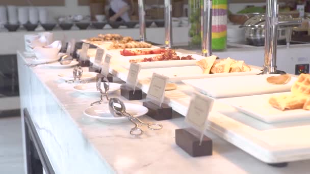 Mesa buffet de desayuno en el restaurante del hotel del complejo de lujo con una variedad de alimentos de panadería y pasteles dulces. Comida para el desayuno tradicional de la mañana y el brunch en el hotel resort todo incluido . — Vídeo de stock