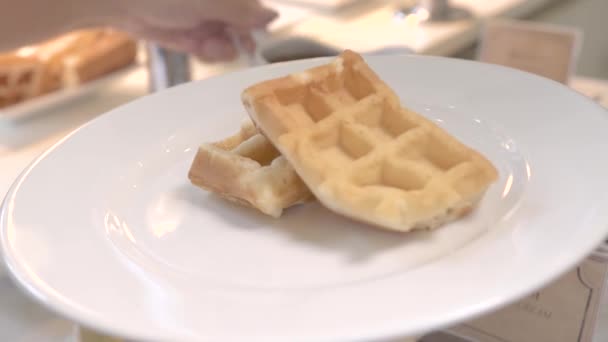 Despejar mel em waffles belgas na placa branca. Doces waffles assados com xarope de bordo para o café da manhã tradicional. Sobremesa comida e pastelaria conceito. Dieta e nutrição . — Vídeo de Stock