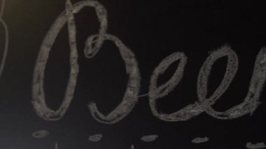 Siyah tahta üzerinde beyaz tebeşir ile bira insctiption. İçki içmek için bira barı barına davet. Bar pub'da bira menüsü.