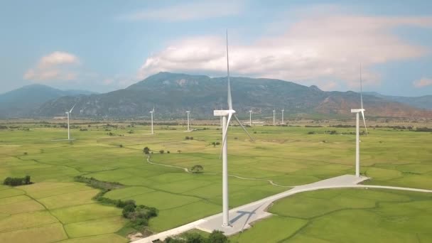 Turbina de moinho de vento na estação de energia eólica. Fonte natural alternativa e conservação da ecologia. Paisagem aérea de parques eólicos. Tecnologia verde, solução de energia limpa e renovável. Conceito ecológico . — Vídeo de Stock