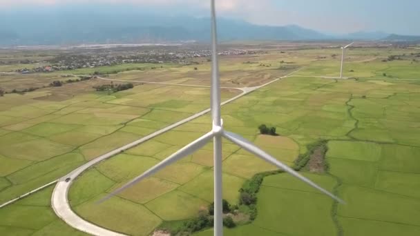 Drone View Windmill Power Station. Aerial landskap vindkraftverk på grönt fält för produktion vindkraft. Modern teknik, ren förnybar energilösning. Ekologi och naturvård. — Stockvideo