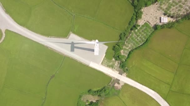 Generador eólico en campo agrícola verde vista aérea. Estación de molino de viento vista drone. Energías renovables, sostenibles, alternativas de generación, tecnología moderna. Ecología y conservación de la naturaleza . — Vídeo de stock