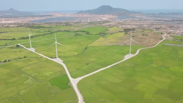 Turbina wiatraków w elektrowni wiatrowej. Alternatywne naturalne źródło i ochrona środowiska. Krajobraz powietrzny farmy wiatrowej. Technologia ekologiczna, czyste i odnawialne rozwiązanie energetyczne. Koncepcja przyjazna środowisku. — Wideo stockowe