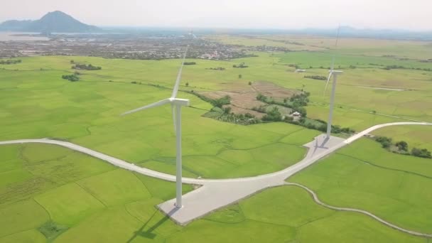 山地绿地上的风力发电机. 风力发电站上的高空风车涡轮机. 可再生能源、可持续能源和替代能源。 生态与自然保护. — 图库视频影像