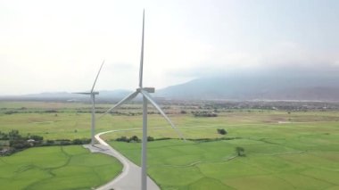 Yeşil alan hava sahasında rüzgar jeneratörleri. Drone görünümü rüzgar enerji istasyonu. Alternatif doğal kaynak ve ekoloji korunumu. Temiz ve yenilenebilir enerji solüsyonu. Çevre dostu kavram.