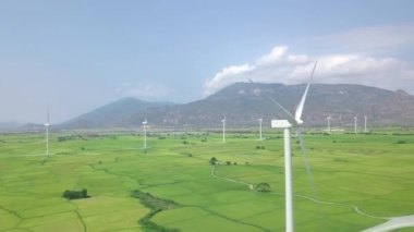 Dağ manzara yeşil alanda Drone görünümü rüzgar santrali. Yel değirmeni türbini, rüzgar enerjisi havadan görünüm üreten. Alternatif enerji kaynağı ekolojisi ve yeşil yenilenebilir enerji çözümü.