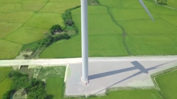 Drone widok generatora wiatrowego na zielonym polu. Lotnicze turbiny wiatrowej krajobrazu na elektrowni dla energii wiatrowej generacji. Nowoczesna technologia, czyste odnawialne źródła energii. Ekologia i środowisko. — Wideo stockowe