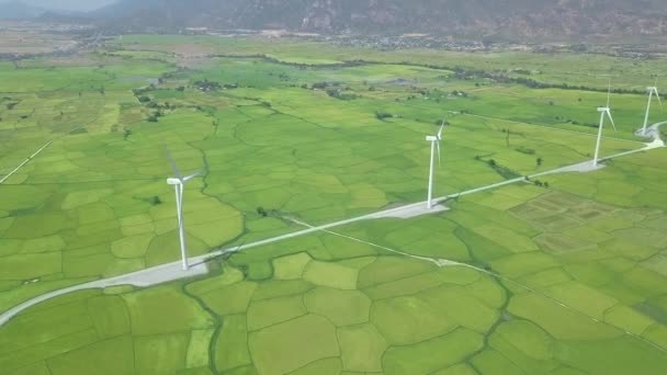 Turbina de molino de viento en la estación de energía eólica vista aérea. Generadores de aerogeneradores vista drone. Fuente natural alternativa y conservación de la ecología. Solución de energía limpia y renovable. Ecológico amigable . — Vídeo de stock