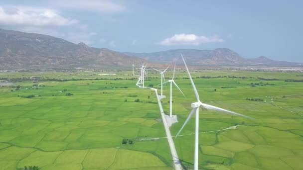 Windmolen turbine op windkracht station drone view. Alternatieve natuurlijke bron, ecologisch behoud. Windturbine op groen veld luchtlandschap. Oplossing voor schone en hernieuwbare energie. — Stockvideo