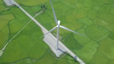 Yeşil alanda drone görünümü yel değirmeni türbini. Enerji istasyonu havadan görünümünde rüzgar enerjisi türbini üretimi. Alternatif enerji kaynakları, ekoloji, çevre koruma. Çevre dostu ve doğa güvenliği.
