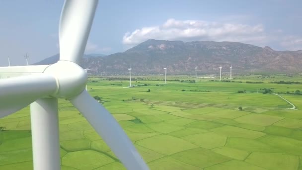 風力発電機空中風景。風力タービンは、緑の農業分野のドローンビューできれいな再生可能エネルギーを生成します。風力発電所。生態系と自然保護. — ストック動画
