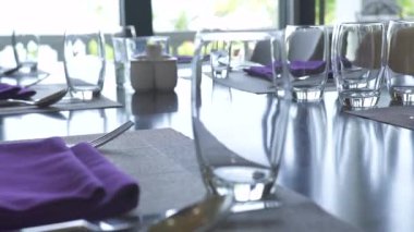 Masa ayarı restoran konsepti. Yemek masası lüks restoran üzerinde pamuklu bez peçete, gözlük, kaşık, çatal ve bıçak kadar kapatın.