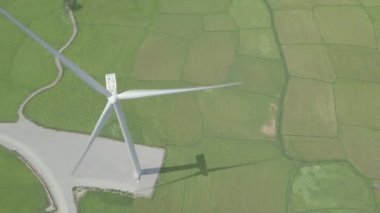 Rüzgar türbini yeşil alan anteninde. Rüzgar güç türbini jenerasyonu yukarıdan enerji istasyonu drone görüntüsünde. Alternatif enerji kaynakları, ekoloji ve çevre koruma