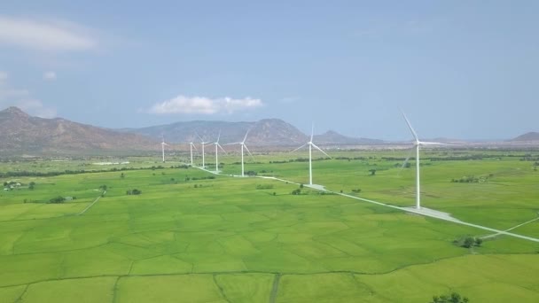 Turbine eoliche su campo verde, panorama montano drone vista. Generatore eolico per energia rinnovabile pulita su centrale elettrica. turbina eolica, fonti alternative di energia rinnovabile. Concetto ecologico . — Video Stock