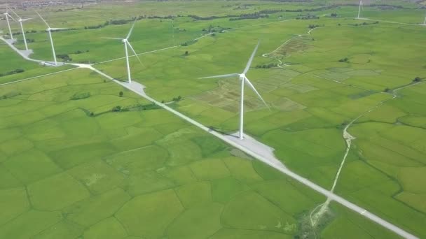 Turbinas eólicas en campo agrícola vista aérea. Generador de viento en la estación de energía en campo verde vista de drones. Turbina de molinos de viento para generación de energía natural. Fuentes alternativas energías renovables . — Vídeos de Stock