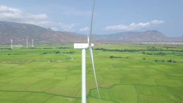 Vindkraftverk turbin på blå himmel och berg landskap drönare utsikt. Vindgenerator för ren förnybar energi antenn vy. Väderkvarn turbin i grönt fält. Alternativa energikällor. Spara ekologi. — Stockvideo