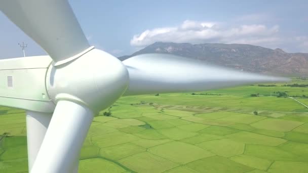 Windenergieanlagen aus nächster Nähe. Blick von oben auf fliegende Drohnen-Windradturbine, die sich auf einem Ökoenergiekraftwerk dreht. alternative Energiequellen, Ökologie, Umweltschutz. — Stockvideo