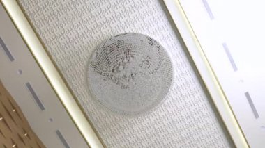 Odanın iç tarafında tavanda asılı avize. Beyaz tavan arka planda kristal cam avize. İç tasarım konsepti.