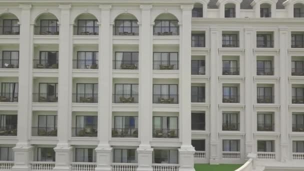 Hôtel de luxe en façade avec vue sur le balcon depuis un drone volant. Architecture extérieure bâtiment résidentiel moderne. Fenêtres panoramiques et balcons maison moderne . — Video