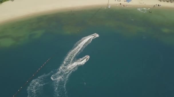 Pessoas andando de jet ski aquático na vista aérea azul do mar. Drone ver as pessoas dirigindo no jet ski em águas abertas. Desporto aquático nas férias de verão. Desporto aquático — Vídeo de Stock