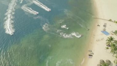 İnsanlar su bisikleti ve mavi deniz havadan görünümünde sinek kurulu sürme. Jet ski ve açık denizde yatılı sinek. Drone görünümü jet ski su bisikleti. Yaz tatilinde su sporu. Su sporları motor sporları
