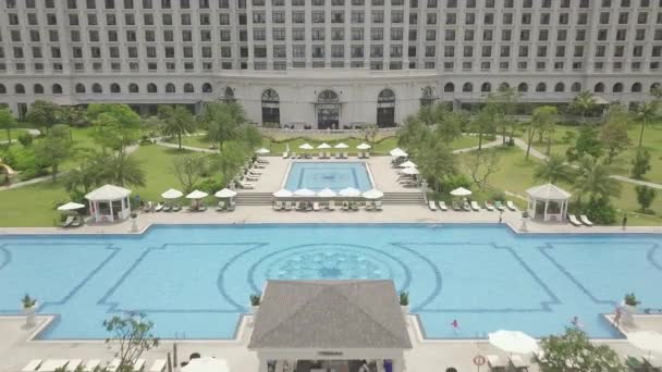 Hotel resort turístico e grande piscina na vista mar praia de drone voador. Vista aérea hotel resort de luxo e piscina azul na praia . — Vídeo de Stock