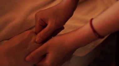 Kaplıca salonunda yağlı vücut masajı yaptıran genç bir kadın. Genç bir kadın lüks kaplıca merkezinde el masajı yaptırıyor. Vücut gevşemesi ve cilt bakımı.