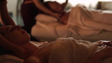 Kozmetik spa salonunda yağ vücut masajı alan güzel kadın. Massagiste spa resort genç kadın boyun masajı yapıyor. Vücut ve cilt bakımı, güzellik konsepti.