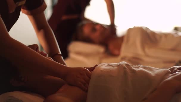 Hermosa mujer que recibe masaje corporal de aceite en el salón de spa cosmético. Masajista haciendo masaje de escote a mujer joven en balneario. Cuidado corporal y de la piel, concepto de belleza . — Vídeos de Stock