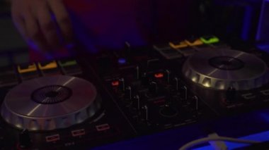 Dj kontrol müzik konsolu ve gece kulübünde renkli ışık. Dj karıştırıcı oyuncu ve disko parti için ses konsolu. Renkli ışıklı disk jokey paneli ve karıştırma güverte.