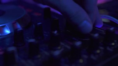 House müzik partisi için Dj mikser çalar ve ses konsolu kapatın. Gece kulübünde müzik ve renkli ışık karıştırma için Dj denetleyicisi. Disk jokey paneli ve dans partisinde karıştırma güverte.
