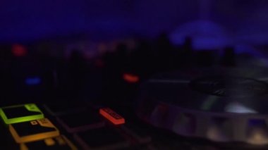 Disko kulübünde renkli Aydınlatma ile gece partisinde müzik karıştırma için Dj ses konsolu. Disko partisi için Dj mikser çalar ve müzik konsolu kapatın. Disk jokey konsolu ve karıştırma güvertesi.