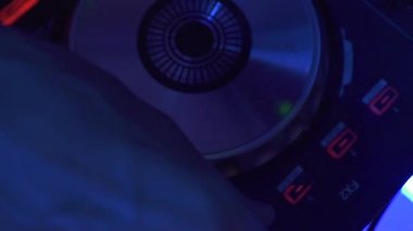 Disko partide techo müzik karıştırma için karıştırma konsolunda erkek el disk jokey. Gece kulübünde ses konsolunda dans müziği çalan erkek dj. Renkli aydınlatma ile Disk jokey paneli ve karıştırma güverte.