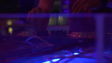 Disko kulübünde dans müziği ve renkli ışık karıştırma için Dj konsolu. Dj karıştırıcı oyuncu ve techo dans partisi için ses konsolu. Gizli disk jokey denetleyicive gece kulübünde karıştırma güverte.