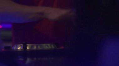Dj dans kulübünde gece partisinde ses konsolunda dans müziği çalıyor. Gece kulübünde müzik ve renkli ışık karıştırma için Dj denetleyicisi. Disk jokey paneli ve dans partisinde concole karıştırma.