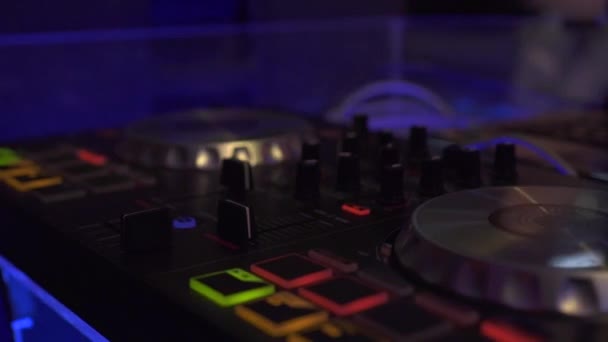 Attrezzature dj professionali per mixare e registrare musica da ballo o in night club. Attrezzature musicali da vicino e console di controllo DJ con luce colorata in discoteca. Concetto vita notturna . — Video Stock