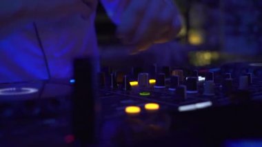 Dj elleri gece kulübünde dans partisinde ses konsolu t müzik çalıyor. Dj karıştırıcı oyuncu ve disko parti için ses konsolu. Disk jokey denetleyici ve renkli ışıklı güverte karıştırma.