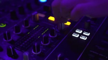 Disko kulübünde ev müziği ve renkli ışık karıştırma için Dj denetleyicisi. Dj karıştırıcı oyuncu ve techo dans partisi için ses konsolu. Yakın disk jokey konsolu ve gece kulübünde karıştırma güverte.