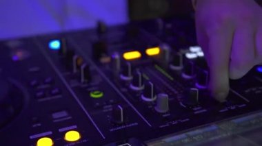 Dj elleri gece kulübünde dans partisinde ses konsolu t müzik çalıyor. Dj karıştırıcı oyuncu ve disko parti için ses konsolu. Disk jokey denetleyici ve renkli ışıklı güverte karıştırma.