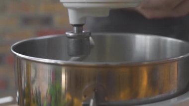 Mutfak mikser de hamur yapma kapatın. Mutfak yoğurma makinesi fırında hamur karıştırma. Pasta pişirme için hazırlık malzemeleri. Yemek pişirme konsepti.