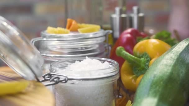 Close up chef cozinhe a mão tomando pitada de sal para salgar alimentos enquanto cozinha na cozinha. Chef cozinhar comida em conserva enquanto a preparação na cozinha do restaurante. Conceito de tempero e condimento . — Vídeo de Stock