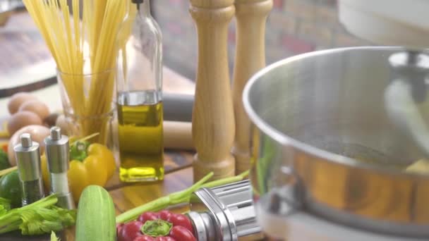 Pétrissage de pâte dans une machine à pétrir sur fond de pâtes italiennes et de spaghettis. Mélangeur de cuisine pour pâtes maison. Ingrédients pour la cuisson des aliments . — Video