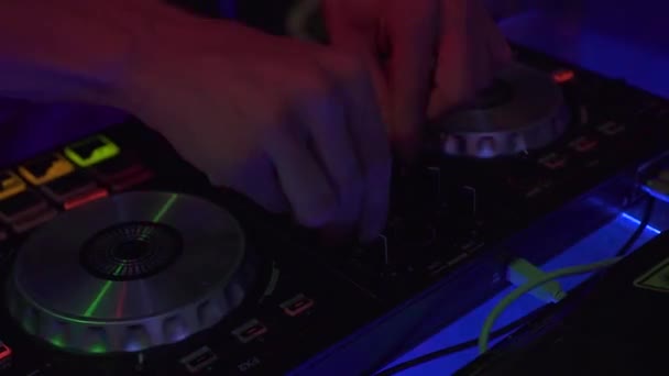 House müzik partisi için Dj mikser çalar ve ses konsolu kapatın. Dj kontrol müzik konsolu ve gece kulübünde renkli ışık. Disk jokey paneli ve dans partisinde karıştırma güverte. — Stok video