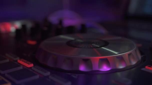 DJ controller pro míchání hudby na noční party a barevné světlo v disco klubu. Zavřete přehrávač Dj mixer a zvuku konzole pro disco party. DJ konzole a míchání palubu s barevné osvětlení. — Stock video