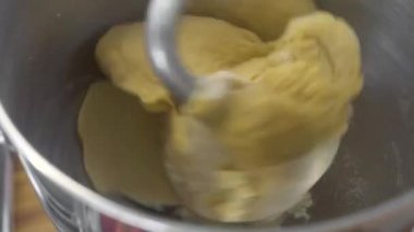 Ev yapımı makarna için yoğurmuş makinede hamur yapma. Talian pizzacı pizza için mutfak karıştırıcı karıştırma hamuru. Pasta veya kek pişirme için Malzemeler. Yemek pişirme konsepti.