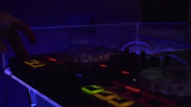 Karıştırma ve gece kulübünde dans partisinde kayıt evi müzik için profesyonel dj ekipmanları. Gece kulübünde renkli ışık ile ses ekipmanları ve Dj kontrol müzik konsolu kapatın.