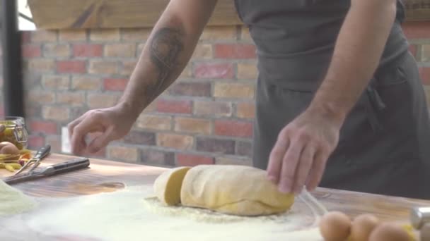 Chef-kok het maken van deeg voor het koken van pasta op voedsel achtergrond. Mannelijke handen kneden deeg op houten bord voorhand gemaakt brood. Proces koken gebak, taart en taart. Gezond eten. — Stockvideo