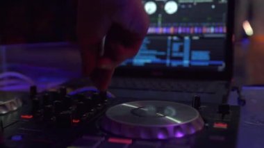Disko kulübünde dans müziği ve dizüstü bilgisayar karıştırma için Dj konsolu. Dj karıştırıcı oyuncu ve dans partisi için ses konsolu. Gece kulübünde karıştırma güvertesinde müzik ekolayzırı ile disk jokey denetleyicisi kapatın.